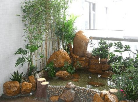 宋小寶豪宅奢華設計 客廳假山綠樹與陽臺金柱子的藝術融合